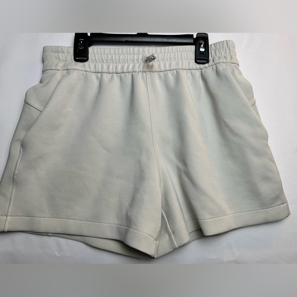 Lululemon Cream Softstreme High Rise Shorts with Pockets Size 6 - NWOT